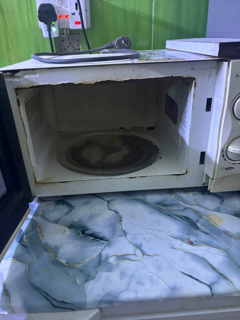 للبيع كاونتر وسنك وملحق ازغير وملحق اكبر تقريبا متره ونص والسنك كذلك متره ونص اشويه يرادله صبغ زائد اوفن السعر 125 مكانه بغداد الكرخ ***********

