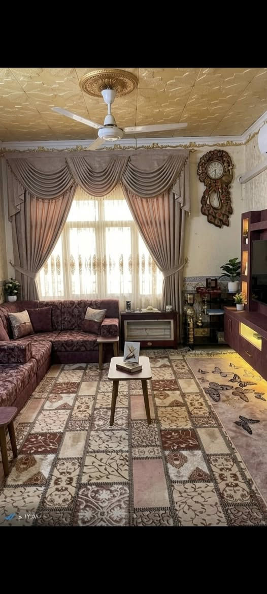 السلام عليكم عندي بيت مساحه مالته 600 متر مساحه بيت مبني 300 متر طابو زراعي سند 25 العنوان الديوانيه طريق السنيه السياحي قريب عل سكت القطار يبعد عن شارع العام  400 متر اكثر استفسار***********
