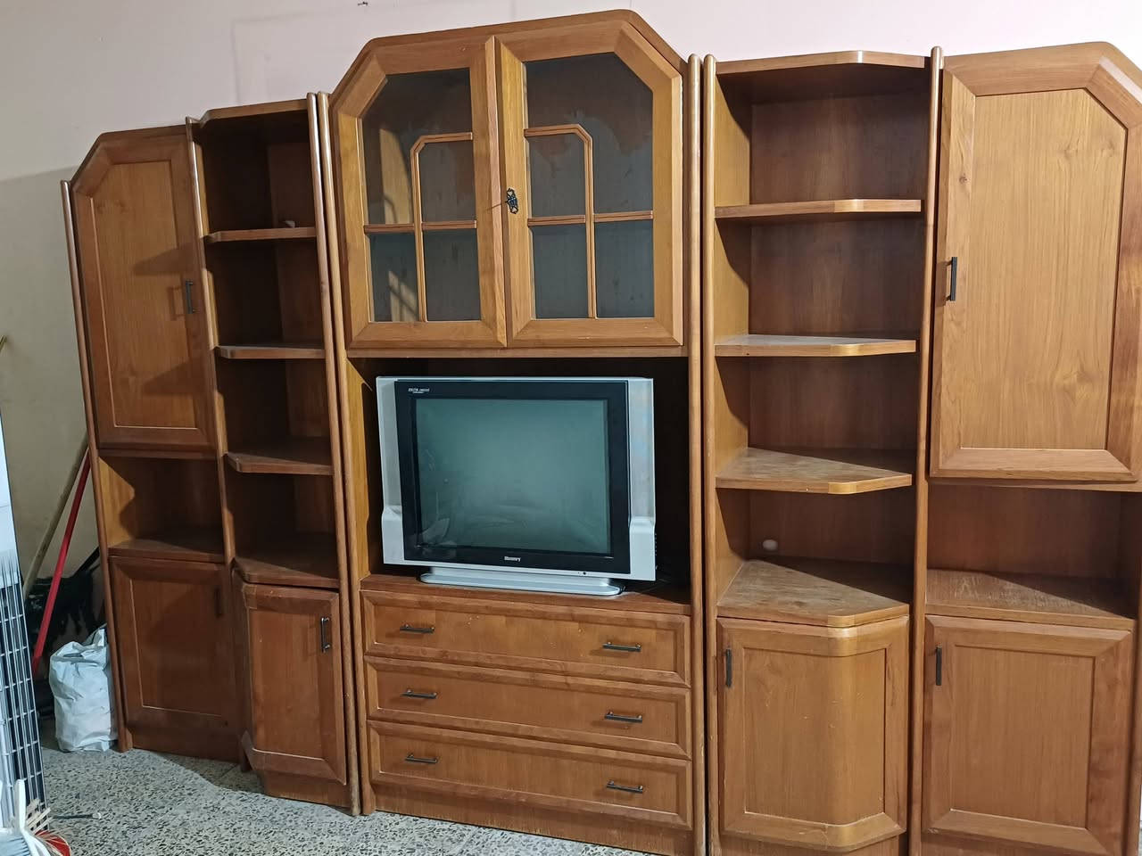 بوفيه خشب صاج 3 قطع +تلفزيون بسعر 500 الف للتواصل ***********
