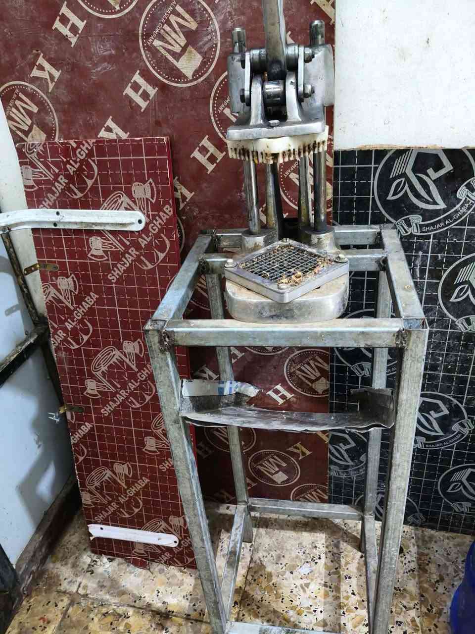 سلام عليكم
مكينة سل ستيل مال ثرم وياها موسين وشباكين ناعم وخشن 
وقطاعت فنكر وياها موسين خشن ووناعم 

وطباخ فلافل ثنين عين تكمه ويا طاوات ثنين طشوته
