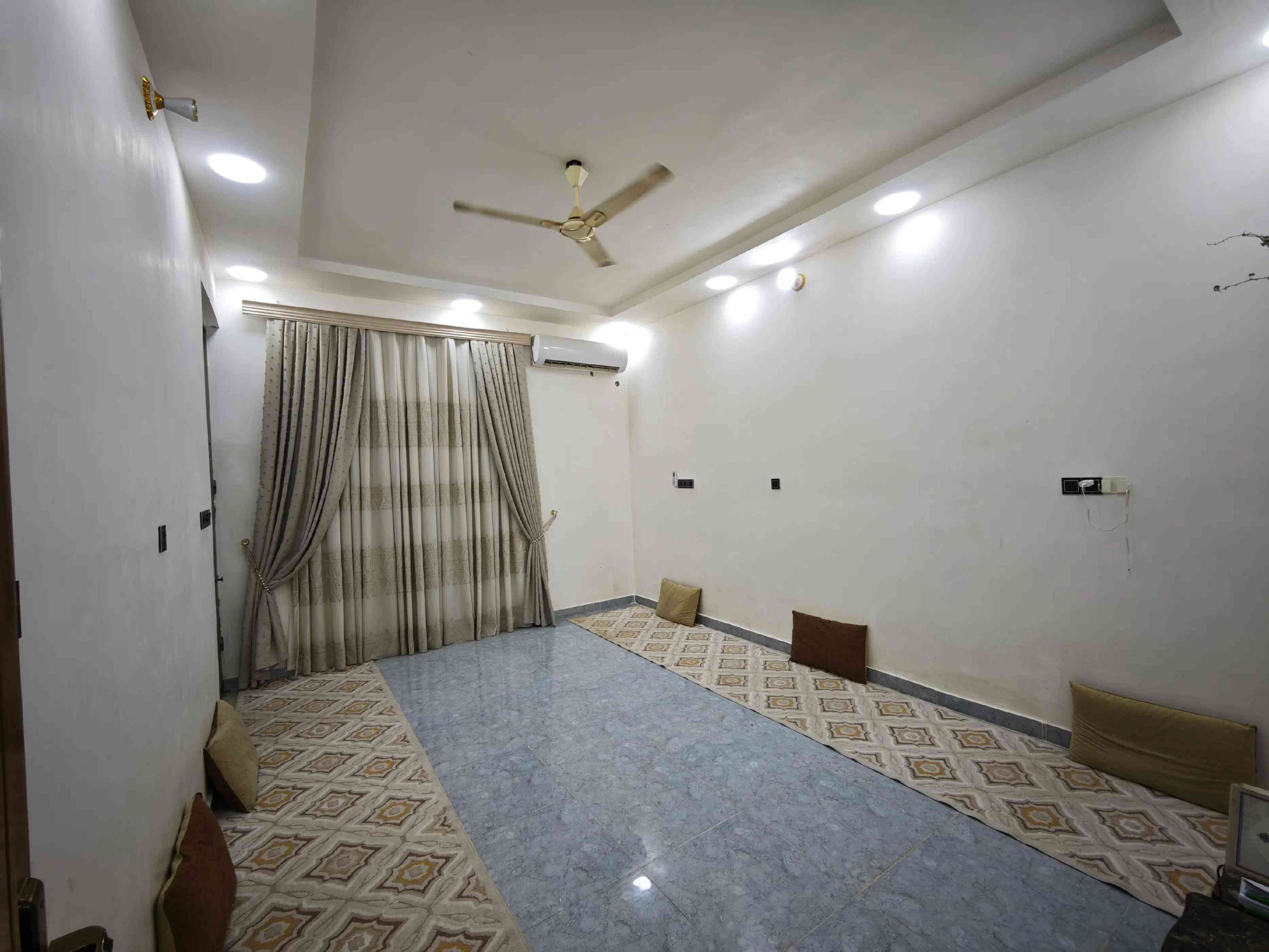🏠 دار للبيع على الشارع العام (فرصة استثمارية وسكنية ممتازة!) 🏠 📐 المساحة: 200 متر 🏗️ البناء: حديث (طابقين). 🏬 المميزات: يحتوي على محلين تجاريين. 📍 الموقع: ميسان - العماره  📌 المنطقة: حي الغدير. 🏥 العلامة الدالة: مقابل مستشفى الربو والحساسية. 🛣️ الشارع: شارع 50 التجاري. 📋 تفاصيل الطوابق: 🔹 الطابق الأول: 🛏️ غرفة نوم كبيرة. 🛋️ صالة واسعة. 🍳 مطبخ (حار / بارد). 🚪 استقبال. 🚿 صحيات داخلية. 🚗 طرمة كبيرة + صحيات خارجية. 🏪 محلات تجارية عدد (2). 🔹 الطابق الثاني: 🛏️ (3) غرف نوم كبيرة. 📞 للاستفسار والتواصل: 📱 الهاتف: *********** ☎️🤳 #عقارات  #قطع_اراضي  #عقار  #بيع_و_شراء_عقارات #الشعب_الصيني_ماله_حل😂😂 
