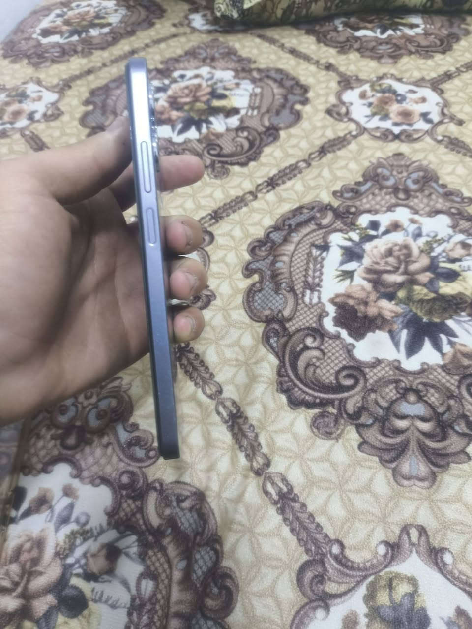 للبيع جهاز ريلمي نوت 50 ذاكره 128 رام 8 ببجي 60 فريم جهاز مايعوزه اي شي كلو شغال ومابي اي خلل شرط بس بيه فطر خفيف ولا يبين السعر 110 وبيه مجال للطيبين رقمي ***********
