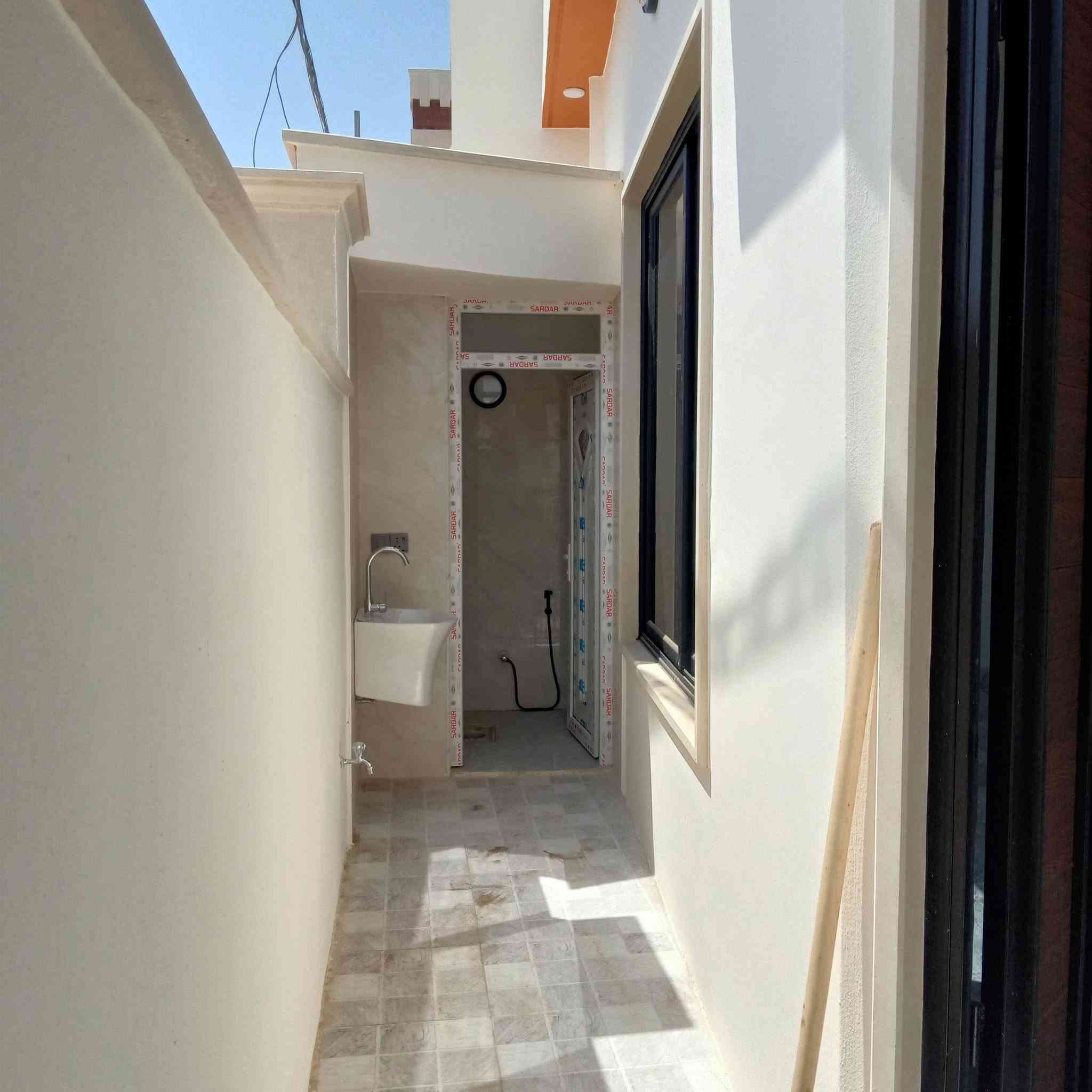 عروض مكتب انوار الخير
دار للبيع حي الملاين الولالى
خلف الكمرك مساحه ١٤٠متر طابق واحد استقبال ومطبخ وهول 
وغرفتين نوم وصحيات 
وغرفه وبيتونه بل طابق ثاني
زراعي نموذج ٢٥ حق تصرف.
***********
***********

نص مكتوب في الصور:
- DUBAI