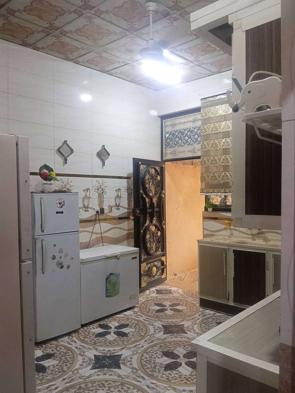 بيت للبيع وقف سني مسجل 

في ابو خصيب طريق الصحراء 

مساحة البيت 250 متر 

يحتوي البيت على غرفتين ودوانية وصاله ومطبخ وحمام داخلي وحمام خارجي+ كراج 

السعر المطلوب 68 مليون وبيه مجال شي بسيط 

لاستفسار تواصل على رقم ***********

