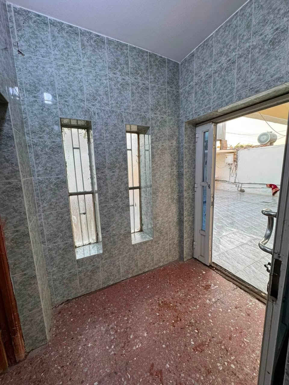 اعلان متوفر بيت للايجار جديد في منطقة التأميم شارع ام عمار يتكون من كلدور استقبال مطبخ صالة غرفتين نوم. مجموع حمامات داخلية خارجية كراج سعر الايجار 500الف للاستفسار الاتصال على. الرقم *********** او زيارة مكتبنا مكتب المسرة للاستثمار العقاري الواقع في الرمادي حي الشرطة قرب النادي الملكي
