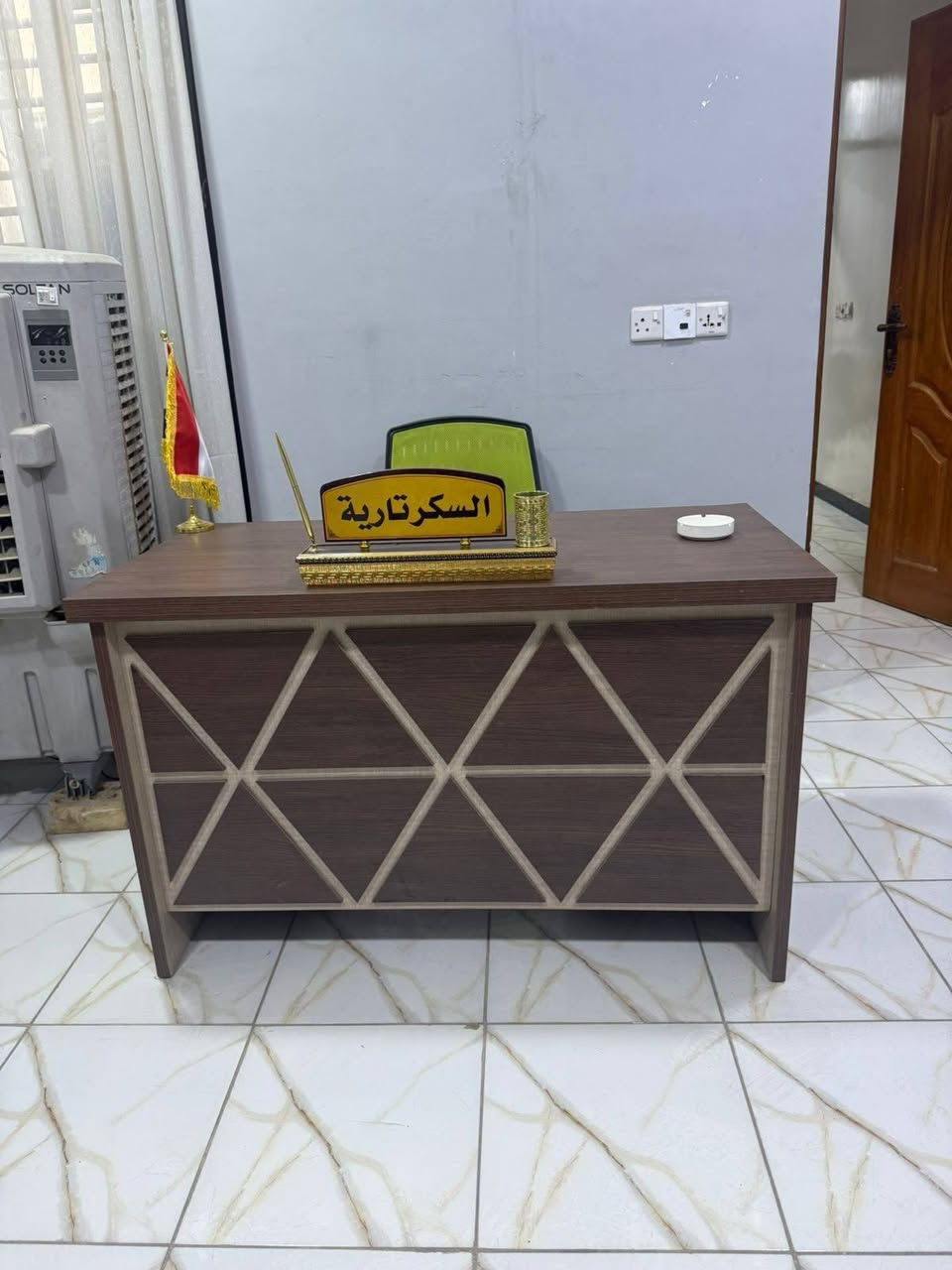 السلام عليكم اثاث مكتبي مستخدم في بغداد الغزاليه نضيف للبيع كامل للاستفسار ***********
