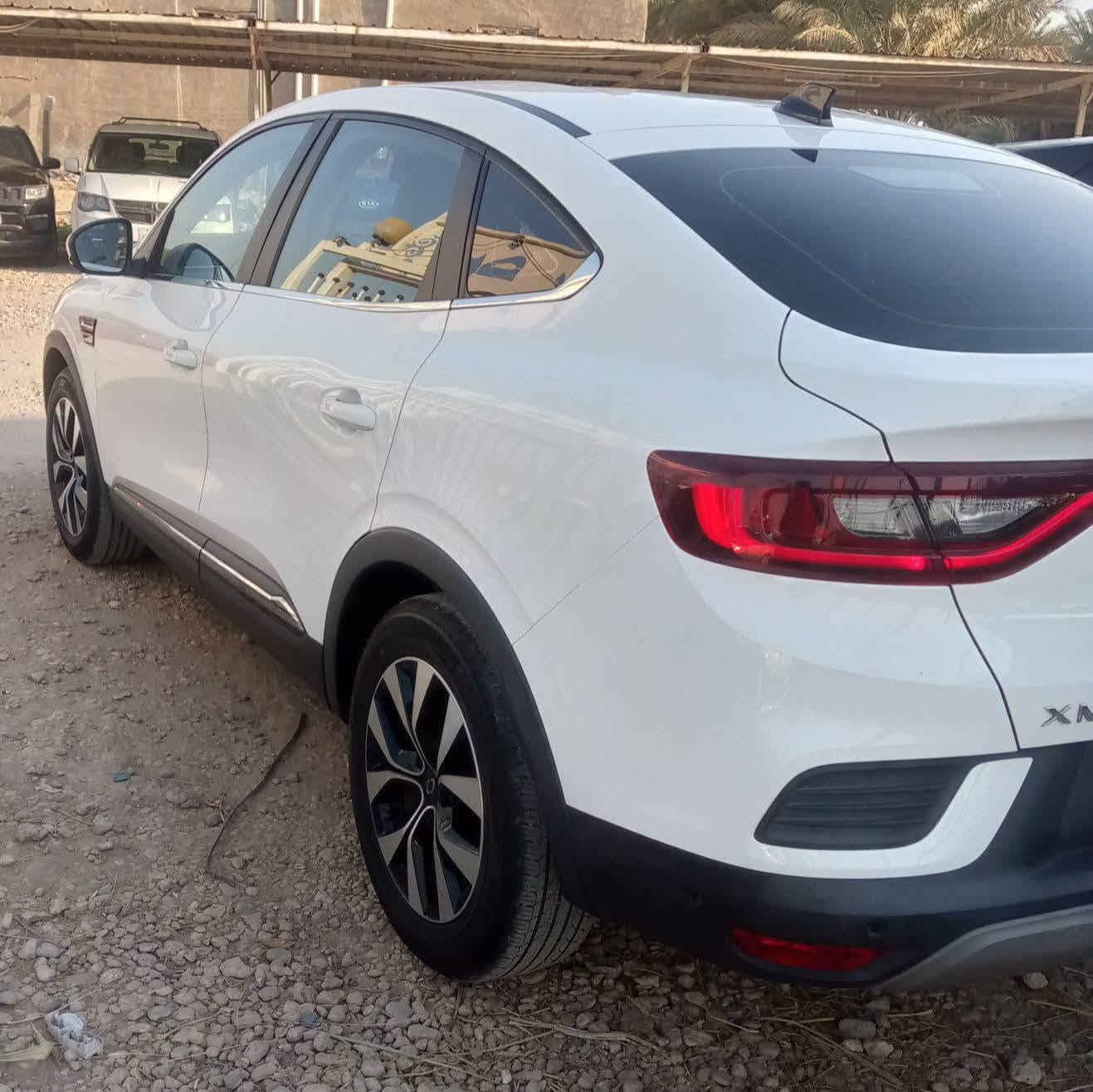 للبيع: رينو سامسونج XM3 موديل 2023 كوري (فل مواصفات)
السيارة تتميز بتصميم رياضي عصري (كوبيه-اس يو في) ومجهزة بأحدث تقنيات السلامة والرفاهية.
⚙️ المواصفات الميكانيكية والأداء:
المحرك: 1600(اقتصادي وعملي).
الممشى: 50 قابل الزياده 
ناقل الحركة: أوتوماتيك مع شفتات بالستيرن للتحكم اليدوي.
نظام الكبح: سايد بريك كهربائي (Electronic Parking Brake).
💡 الإضاءة والتصميم الخارجي:
الإضاءة الأمامية: Full LED زينون لتوضيح عالي.
الإضاءة الخلفية: LED بتصميم متصل وأنيق.
الهيكل: تصميم رياضي انسيابي مع مساحة تخزين (جنطة) واسعة جداً.
🛡️ أنظمة السلامة والقيادة الذكية:
القيادة الذاتية: نظام رادار متطور مع تحديد المسار.
مثبت سرعة (Cruise Control): ذكي وتفاعلي.
وتسجيل كامرات الداش كام امامي وخلفي 
الحماية: رادار أمامي وخلفي + نظام كشف النقاط العمياء.
المساعدة على الركن: حساسات محيطية 360 درجة + كاميرا خلفية عالية الدقة.
✨ المقصورة والرفاهية:
المقاعد: جلد فاخر مع خاصية التدفئة للمقاعد الأمامية. ولتبريد قطعتين 
الجمالية: إنارة داخلية محيطية (Ambient Lighting) بألوان متعددة.
التكنولوجيا: شاشة لمس كبيرة، أوامر صوتية، ونظام صوتي مميز.
📝 الملاحظات والشفافية:
البدي: نضيف حيل يعني ع وضع الشركه بعده زيرو.
السياره بيه فقط بنيد امبدل 
رقم السياره بغداد 
💰 السعر المطلـوب 130 اوبيه مجال 
مكان السياره بابل سده الهنديه استفسار اتصل ***********

