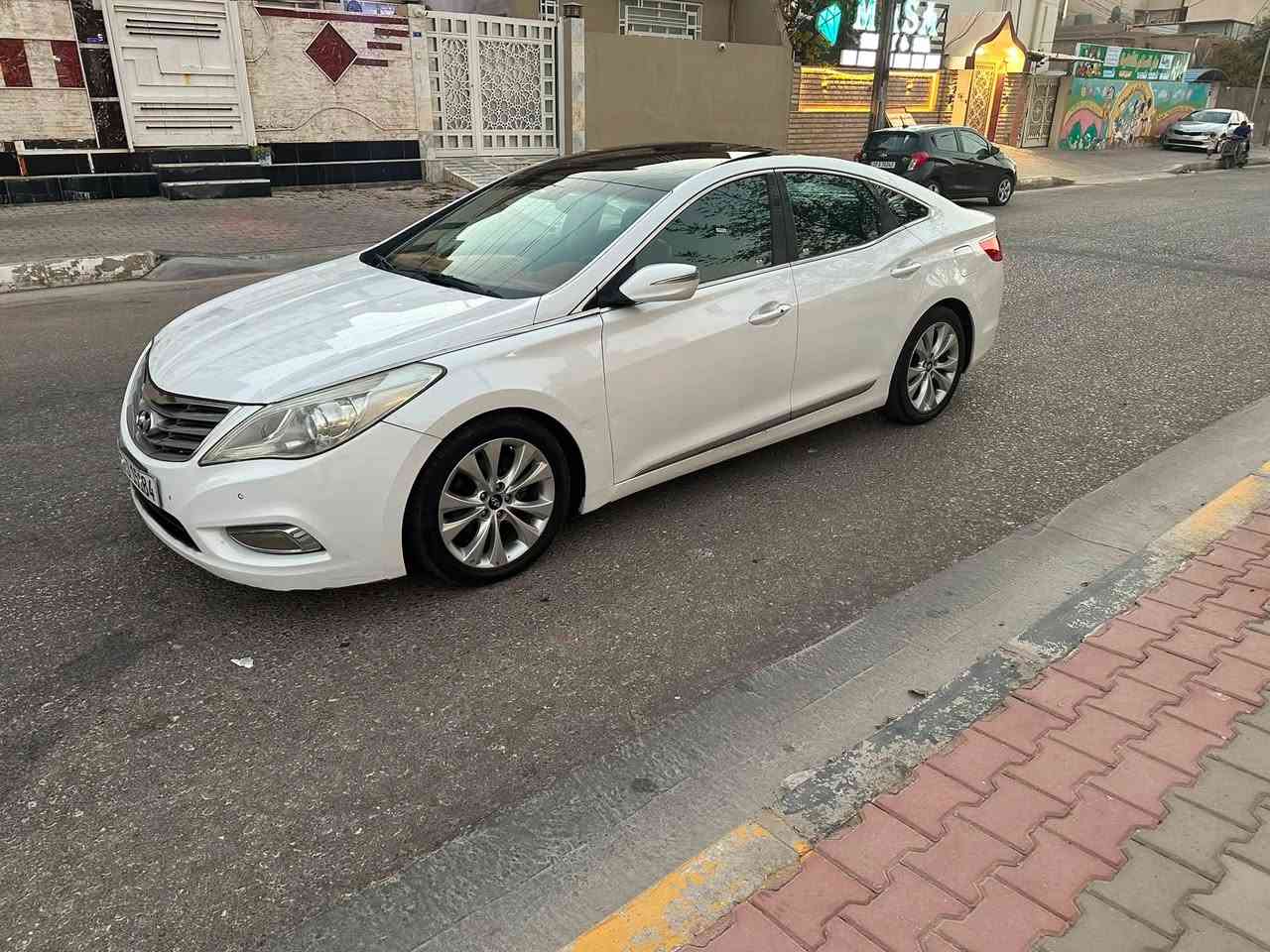 لام عليكم *********** للبيع هونداي أزيره خليجي كويتي موديل 2012 السعر (122)بيه نصف باب فقط والباقي مكفول         مواصفات السياره فول 1/1 بنراما بصمه تشغيل وبصمه أبواب تبريد قطعتين لد امامي خلفي كشنات جلد + كهربائي مكينه 6 سلندر دوش يدات نيكل اشاير بلمري + شفط تحكم ستيرن جهتين حساس امامي خلفي كامرا دواره دشبول صاج مكينه وكير وحداديه وتبريد تدفئه وتايرات بحاله متتازه جدا جدا رقم بغداد أنكليزي تحويل مباشر مكان سياره في كربلاء
