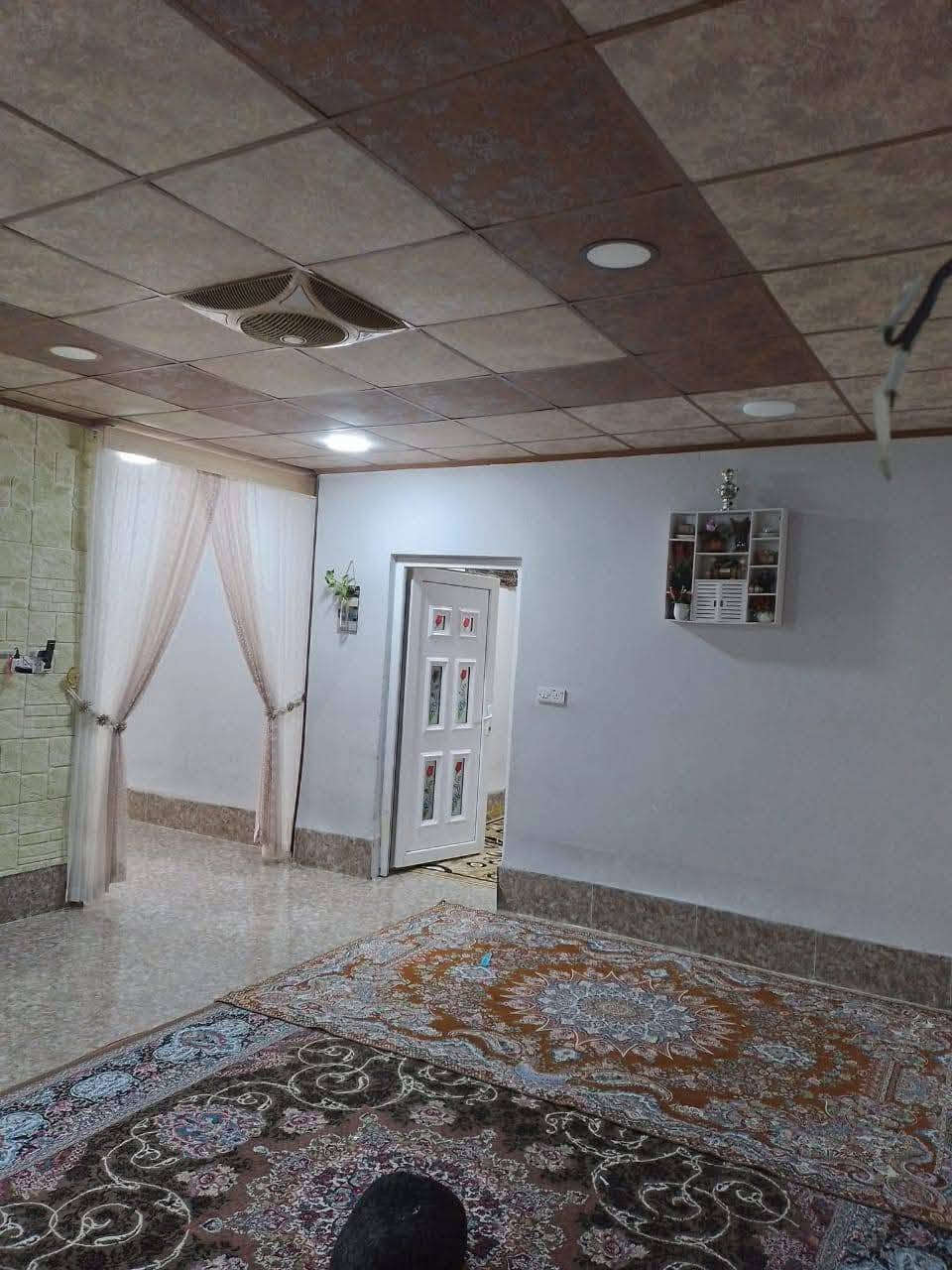 بيت للبيع يوسف بيك مساحه250متر مربع مبني 2مشتملات عدد غرف نوم3
استقبال 
هول خطار 2
مطبخ2حاربارد
 حمام صحيات2
كاشي سيراميك سقف ثانوي
ماء خطوط بئر +مشروع 
كراج سياره جبير بي السعر 52مليون وبي مجال رقم الهاتف***********
