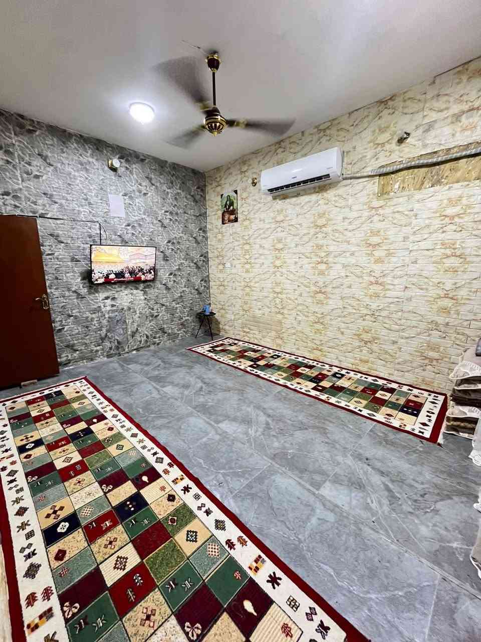 بيت للبيع 100متر مربع ركن طابقين  منطقه السبعتالاف نهايه شارع المستشفى قبل الاخير بفرع الطابق الارضي استقبال+صاله+مطبخ+غرفه+حمام الطابق الثاني 3غرف+صاله غرفتين جاهزات والبقيه عوزهن بياض 
البيت طابو ملك صرف مفروز بأسمي تحويل مباشر 
للتواصل الاتصال على الرقم
*********** موجود واتساب
