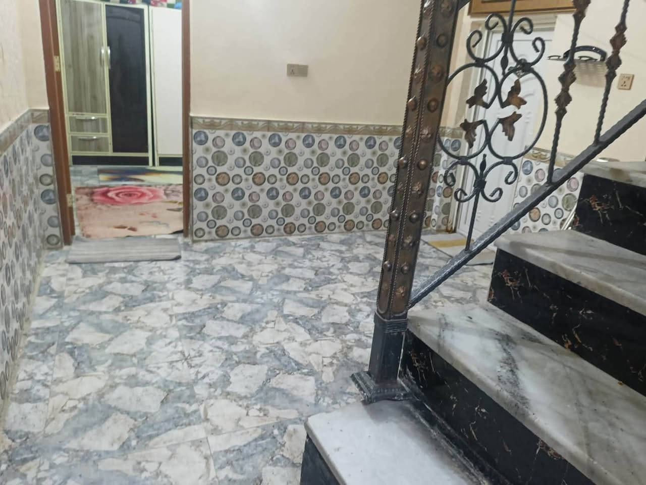دار طابو  صرف للبيع ١٠٠ متر طابقين يتكون
الطابق الأول كونكريت 
غرفه وصاله واستقبال ومطبخ وصحيات
الطابق الثاني
غرفتين وصاله وصحيات
عرض الشارع تقريبا ٨ متر
الواجهه ٥ونص
موقع البيت بالضبط
حي العسكري شارع السايدين قرب مركز الشرطه وجامعة العين السعر ١٤٥  للاستفسار واتساب  ***********
