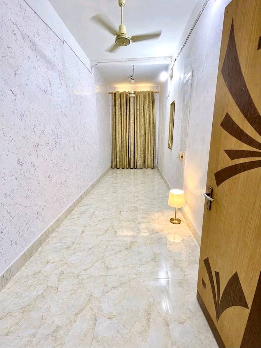 مساحة 108 متر واجهة 5.4 ونزال 20 بي 3 غرف حمام 2 صاله ضيوف وطرمة كبيرة 
مكانة راقي وهادئ بالدورة حي الاثوريين سعره 370 مليون وبي مجال