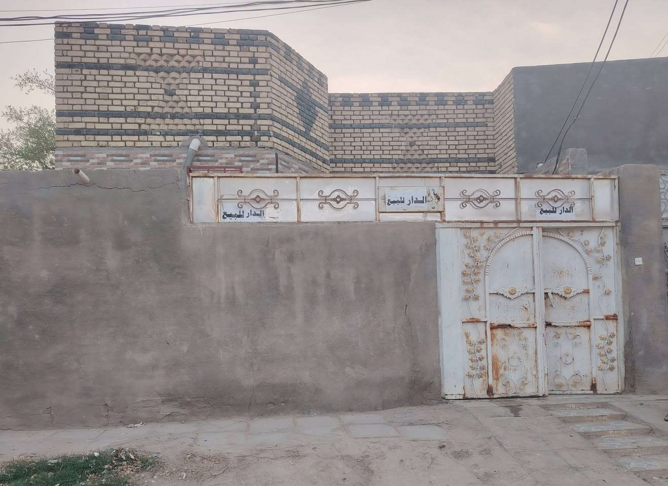 بيت طابو صرف مساحة ١٧٥ م على شارع ٢٠ م يتكون من غرفتين  ومطبخ واستقبال وصالة وصحيات داخلية وخارجيه ومنورين السعر ١٣٠ 
العنوان ناصرية دور الزراعة المنطقة خدمات كاملة للاستفسار ***********
