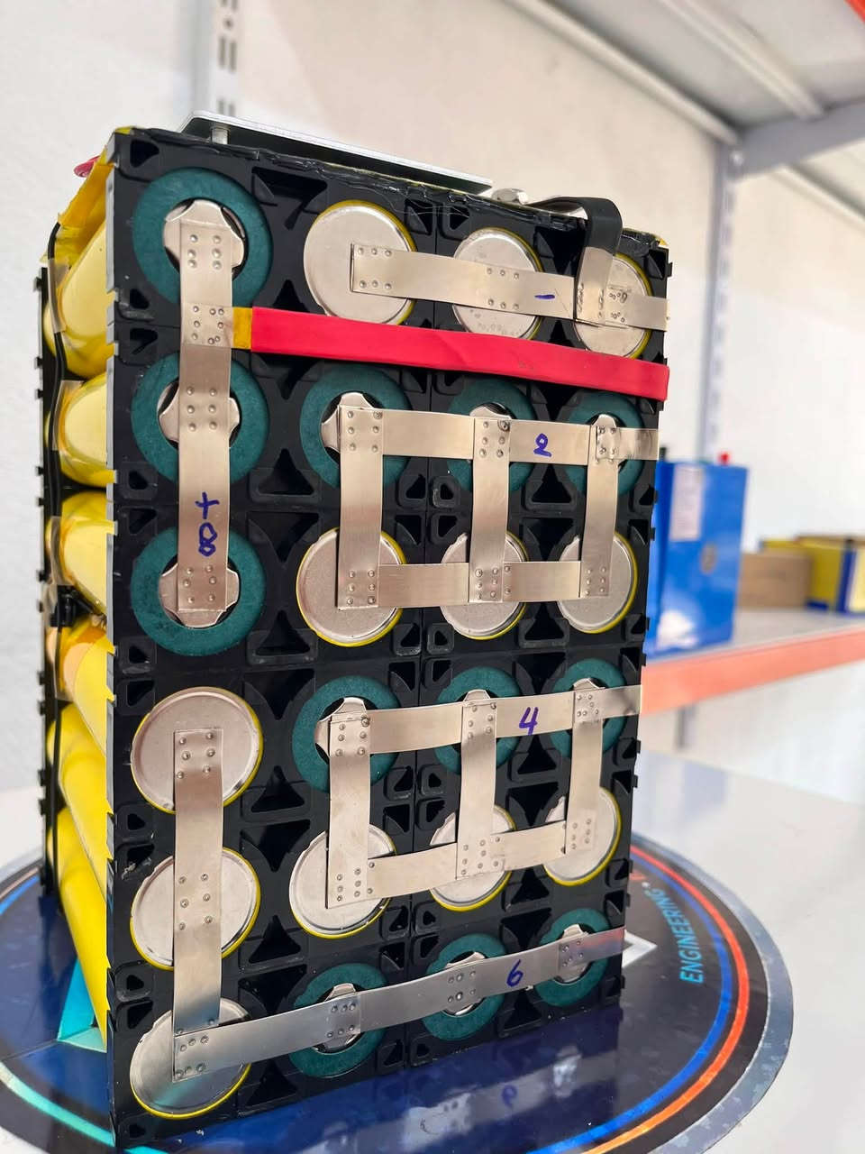 تصميم وتجهيز بطارية LiFePO₄ 24V 45Ah
بطارية مخصصة كبديل عن بطاريتين رصاصيتين حامضيتين 12V، تم تصميمها وتجهيزها لتناسب عربة ذوي الاحتياجات الخاصة.

تم تنفيذ البطارية بأبعاد مخصصة حسب طلب العميل، لتتناسب مع العربة والمساحة المتوفرة فيها بشكل دقيق.

المواصفات:

* الجهد الاسمي: 25.6V — تصنيف 24V
* السعة: 45Ah
* الطاقة: 1152Wh
* خلايا LiFePO₄ نوع CNAE 32140 عالية الجودة
* JK Smart BMS مع Active Balancing
* أقصى تيار تفريغ مستمر: 60A
* تجميع وتنفيذ احترافي مع مراعاة الاعتمادية والأداء
* ضمان لمدة 12 شهراً 
* صيانة ومتابعة مابعد البيع 
* دعم فني عند الحاجة

📞 للتواصل والطلب:
***********

📍 موقعنا:
الموصل – شارع النبي شيت
عمارة تبارك، قرب مركز مكسيما، داخل الفرع
