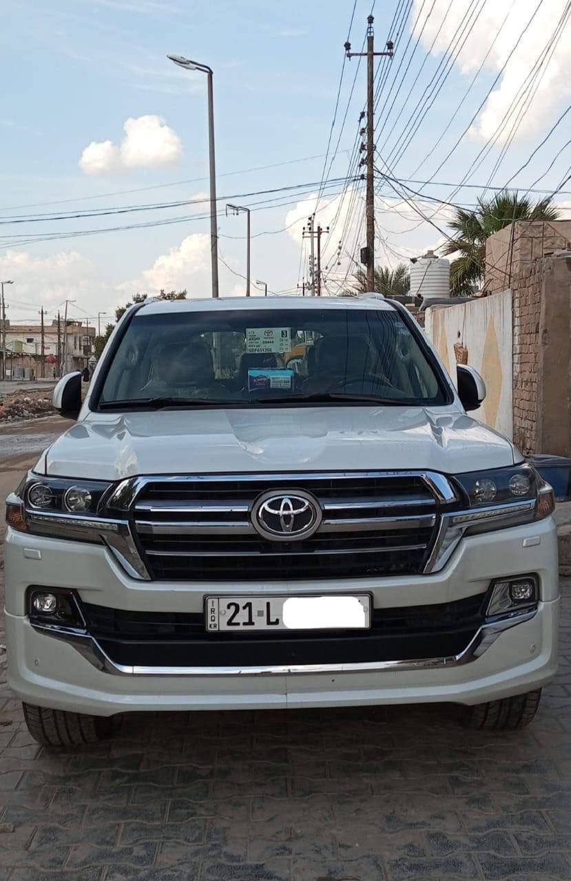 السلام عليكم لاندكروز موديل 19 ساز رقم سليمانيه بسمي 
السياره فول مواصفات للخير 
مغلفه بي بي اف كامله
5 بصمات 
فتحه 
مكينه 6 سلندر 4000
جميع المواصفات بيهه 
التفاصيل موجوده بل سونار 
مكان السياره بغداد
السعر راسلني واتساب وبخدمتك

رقم الهاتف ***********
