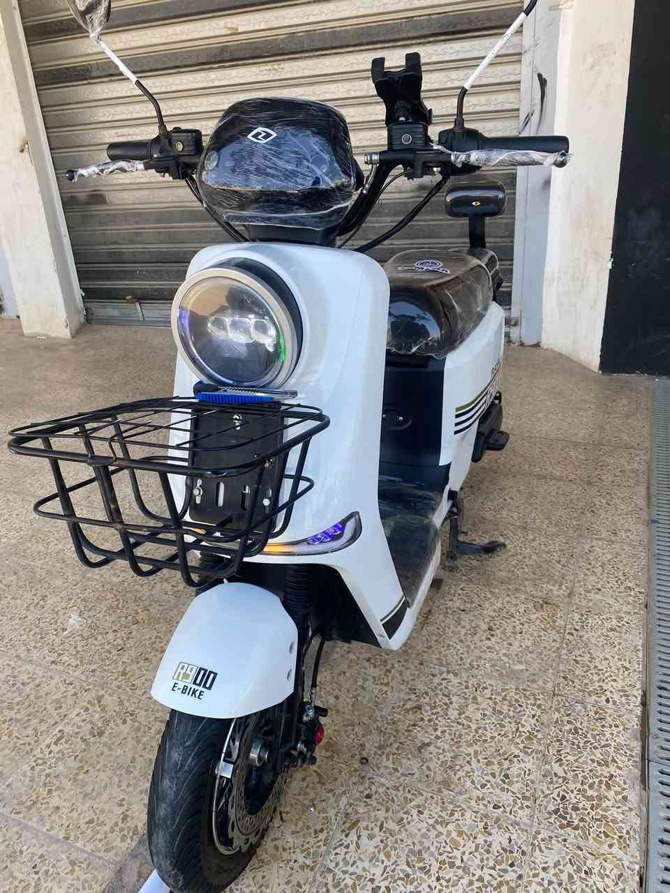 ماطور R900 فول نضافه 

نيضام بكR

لايت زيلون عالي ناصي 

ايشاير كلو شغال

بريكات دسكات جدد

بطريات ولي كلم يقرون فوك ال 11 بس واحد يقره 6

السعر 450 بي مجال شي قليل 
شراي تعال خاص ودلل 
***********
