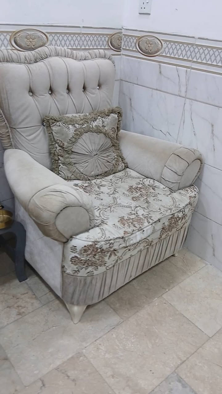 سبعة مقاعد بي ضرر بسيط سعره 200عنوان الطوبجي للتواصل ***********
