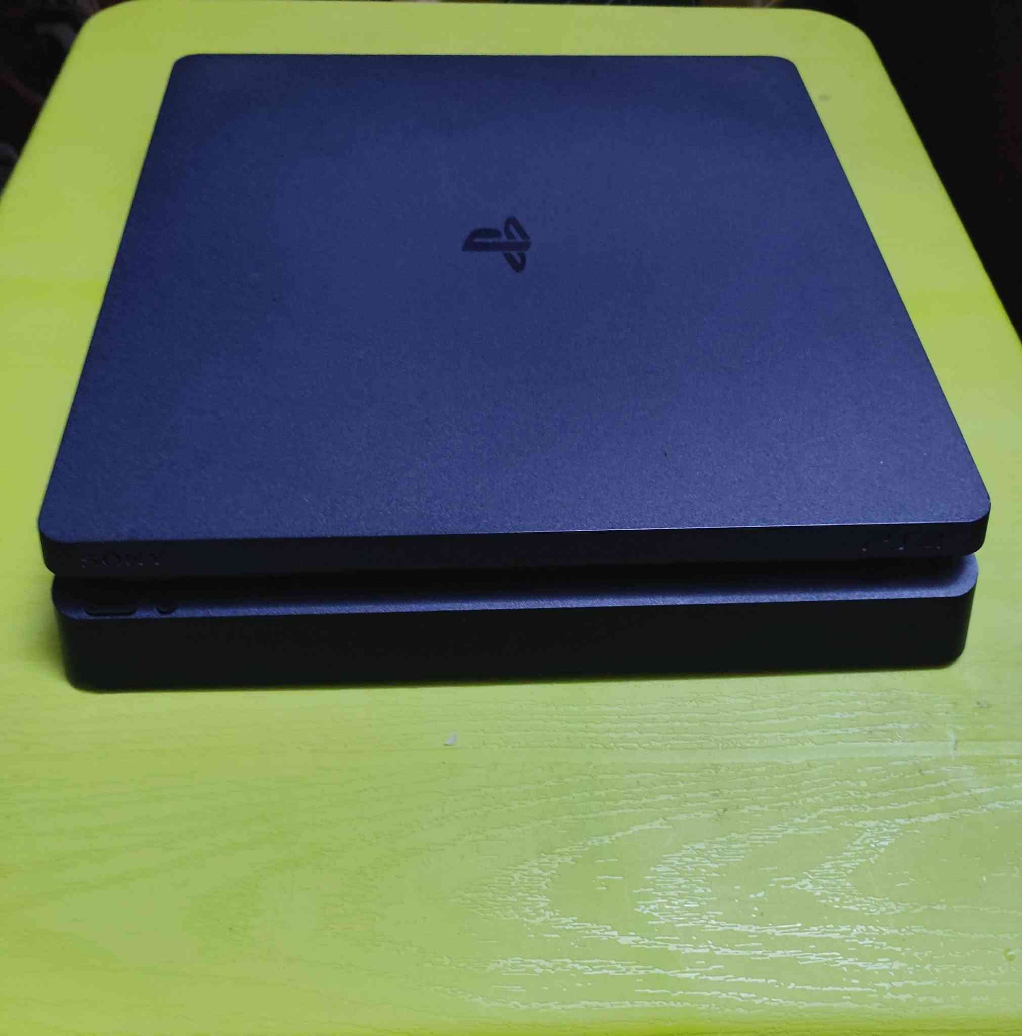 سلام عليكم.. للبيع بلايستيشن 4 (PS4) بحالة ممتازة جداً 🎮🔥
* 💾 الذاكرة: 500 جيجابايت.
 * ✨ النظافة: 95% (جهاز نظيف جداً وبحالة ممتازة).
 * 🕹️ الملحقات: يدة تحكم (جويستك) أصلية 100% + كافة وايراته الأصلية 
 * 🔓 النظام: إبديت 12 (قابل للتهكير بسهولة عن طريق المتصفح أو القرص).
📍 المكان: [بغداد / حي اور]
💰 السعر: [270] ألف (قابل لتفاوض بسيط )
📞 للتواصل: عبر الخاص أو الواتساب: [***********]
