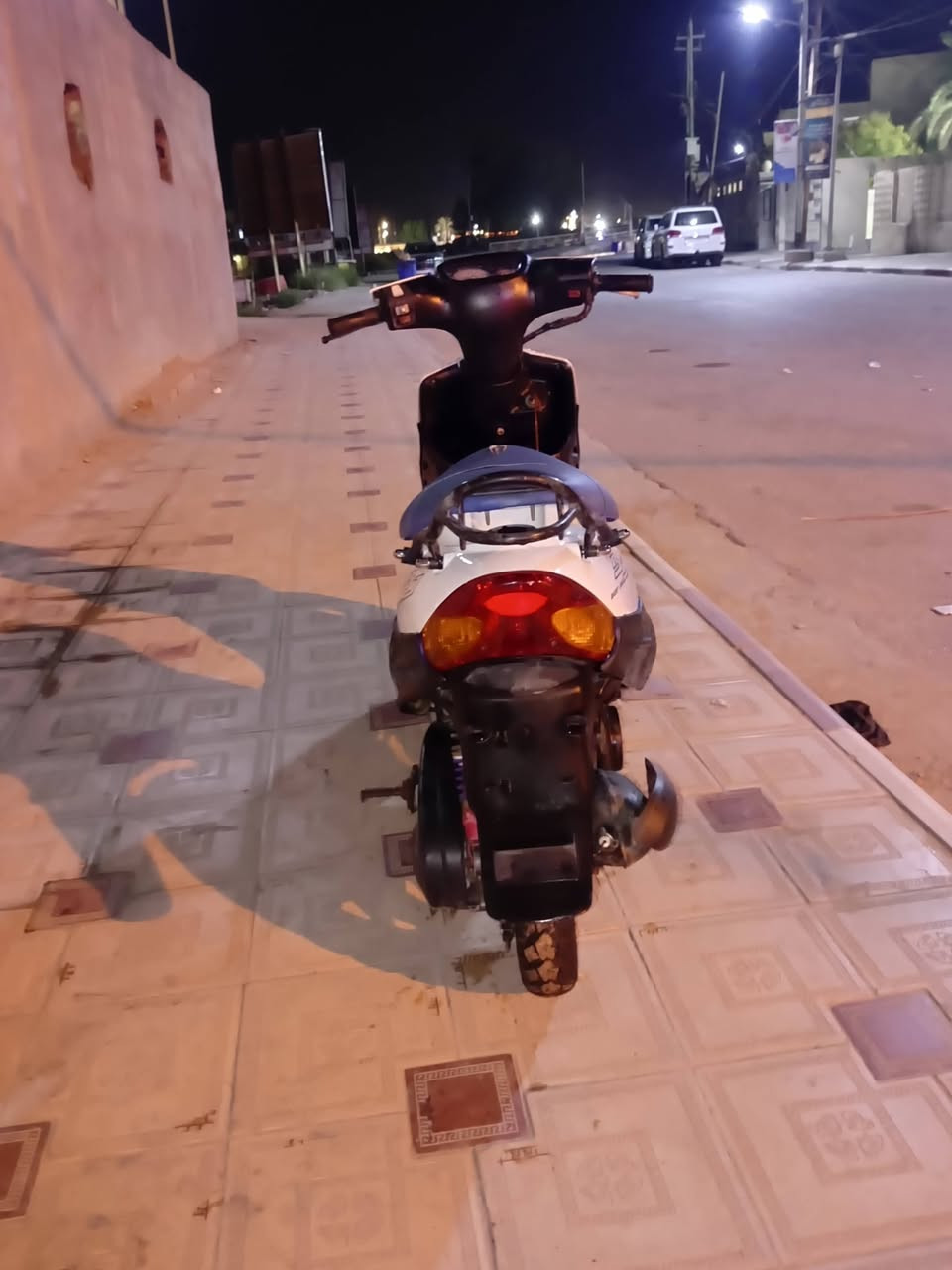 سلام عليكم بيجي مفتوحه مفتوحه دراجه 
راح اشرح وضعهه كله لا تجي خاص وكلي شبيه 
دراجه ستوهه مجفته 
هورن لايت بك لايت 4 اشاير فقل ستيرن قفل جنطه تايرات 2 جددد  لايت زنون 
دراجه يمكن عوزه تورباين بيه صوت بتورباين الخلفي او ال امامي مامتئكد الله شاهد 
سعرهه 200 وبيه مجال شي بصيط كبش مكاني رميثه 
رقمي ***********
