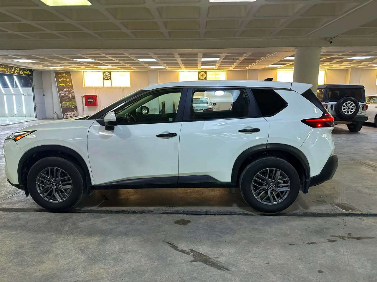 نيسان روج وارد كندى مواصفات S-4WD مواصفاته معروفه  موديل 2023 رقم سليمانيه السنويه باسمى نظيفه كلش ومكفولة ماعدى تبديل جاملغ جهة السايق وبدون اى نواقص وبشرط رقم الشاصى والسونار موجود بالمنشور سعرها 220 ورقه وبيهه مجال للشراى اتصال *********** وشكرا
