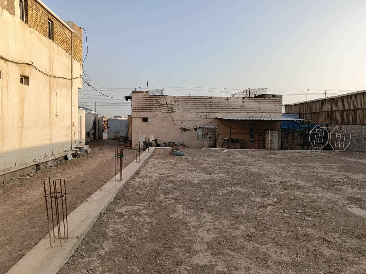 السلام عليكم 🏛️
قطعه أرض للبيع مساحه ألف 600 متر
/80×20
تحتوي على دار سكن +محلات عدد 4/قياس المحل الواحد 6×4
موجرات القطعه عقد زراعي قرار 17 العنوان طريق بغداد ابو شطيب  من تعبر المحطه الحكوميه ⛽عل يمنه🛣️
عشارع العام كلش علما المساحه الكليه ازيد من 2000متر
الاستفسار اكثر *********** أبو يوسف

