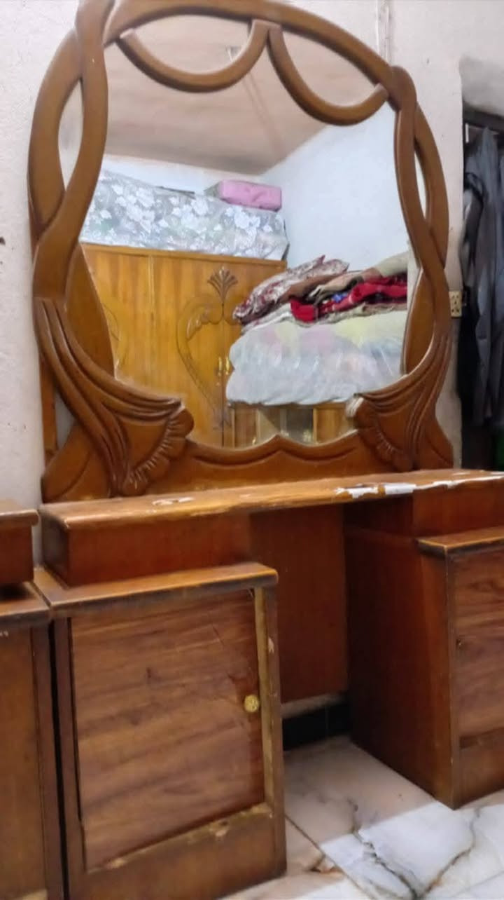 غرفه اخشاب مع بوفيه
ااسعر 400
بيهه مجال قليل
***********
