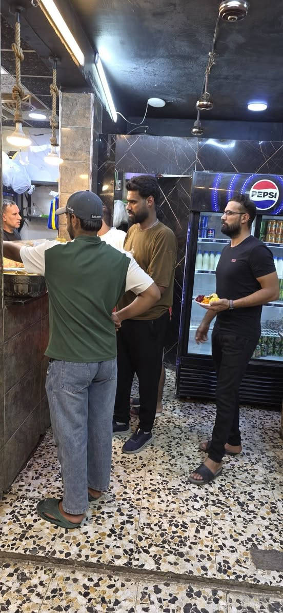 مطعم دلع كرشك شارع ابو سمير قرب افران البشير للبيع لعدم التفرغ السعر خاص ***********
