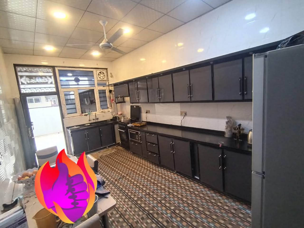 🏡✨ فرصة مميزة للبيع أو المراوس – بيت سكني جاهز للسكن ✨🏡

📍 الموقع: حي الحسين – نهاية شارع (30) مقابل مدارس الصينية.

🔹 المساحة: 150 م².
🔹 بناء حديث ونظيف.
🔹 طابقان صب كونكريت مع بيتونة في الطابق الثالث.
🔹 لا يحتاج أي صيانة أو أعمال إضافية.
🔹 الأثاث كامل داخل البيت ومشمول بالبيع.

📐 تفاصيل البيت:

✅ الطابق الأول:

* غرفة
* براني
* صالة
* مطبخ
* منور
* صحيات داخلية وخارجية

✅ الطابق الثاني:

* غرفتا نوم
* صالة
* صحيات داخلية

✅ الطابق الثالث:

* بيتونة

💰مطلوب (إسكان): حوالي 48 مليون دينار.

📅 القسط الشهري: 438,000 دينار فقط.

📞 للاستفسار والتواصل:
***********
