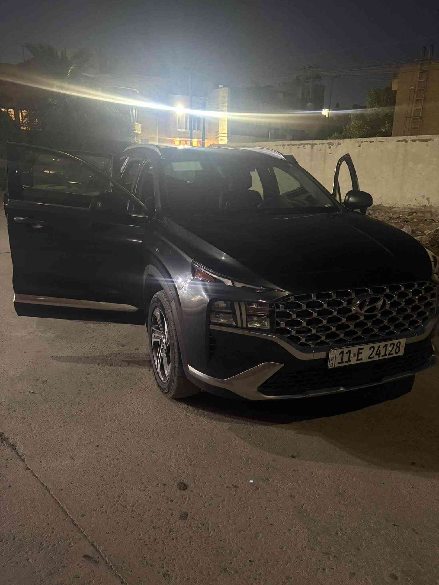 سياره سنتافيا للبيع سياه بيها قطعه صبغ من الخلف  فقط السياره نضيفه و مرتبه مكان بغداد شارع فلسطين ***********
