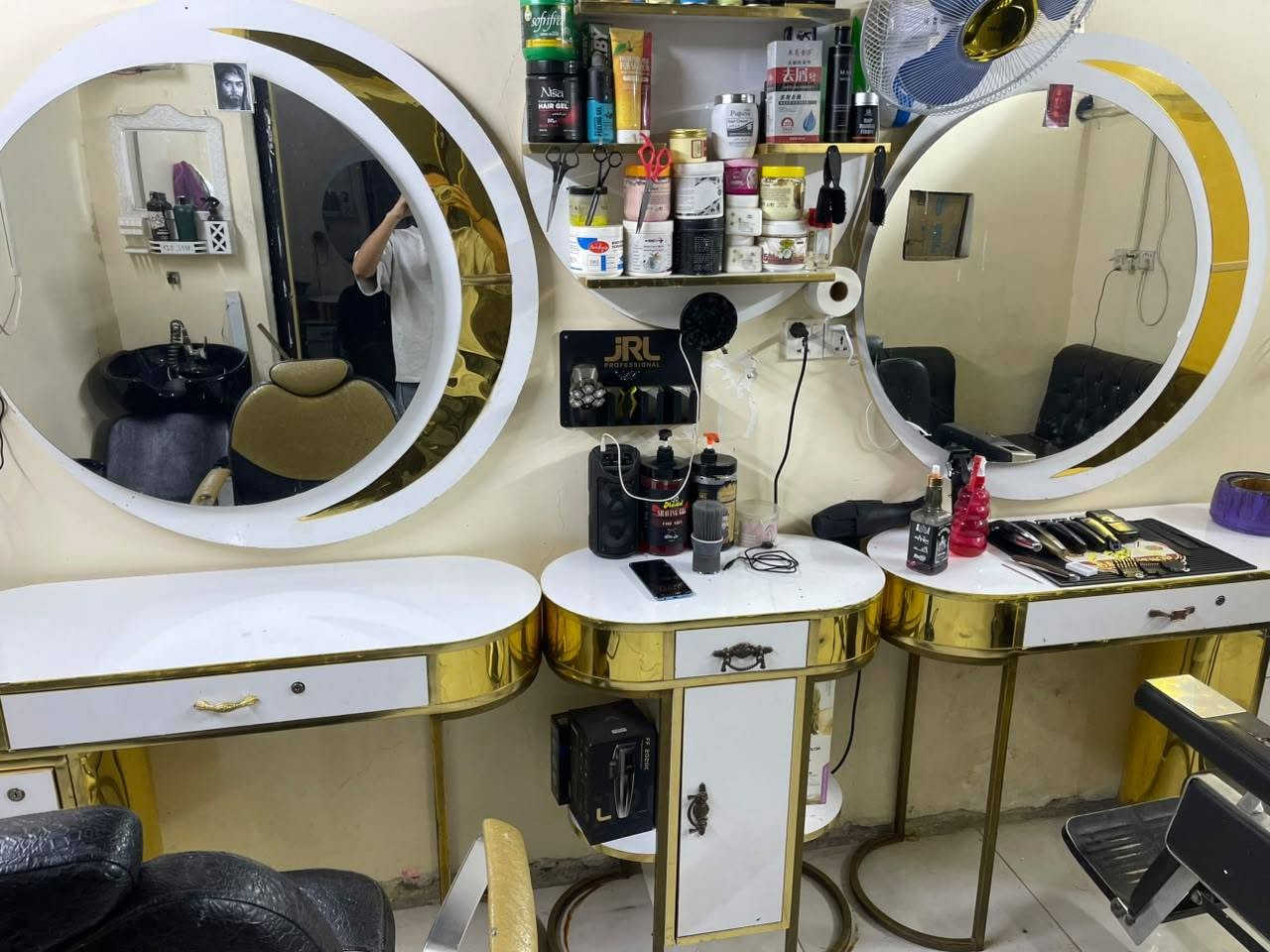 السلام عليكم غراض حلاقه كامله للبيع بسعر مناسب مكاني جكوك كلشي اب سعره رقم ***********
