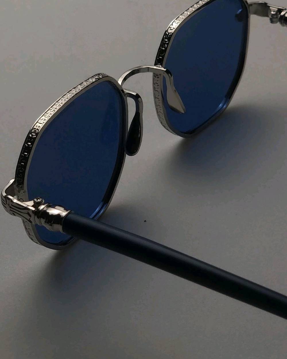 👓 نظارات شمسية رجالية بتصميم فاخر وأنيق
​الماركة / التصميم: مستوحى من تصاميم Chrome Hearts الفخمة
​العدسات: عدسات مدرجة ومريحة للعين تمنحك إطلالة مميزة ومظهر ساحر
​الإطار: معدني بنقوش حفر دقيقة على الإطار مع أذرع مريحة وزخرفة فاخرة
​السعر: 10,000 دينار فقط!
​📌 متوفرة الآن بكمية محدودة!
للحجز أو الاستفسار، يرجى مراسلة الصفحة (الخاص).