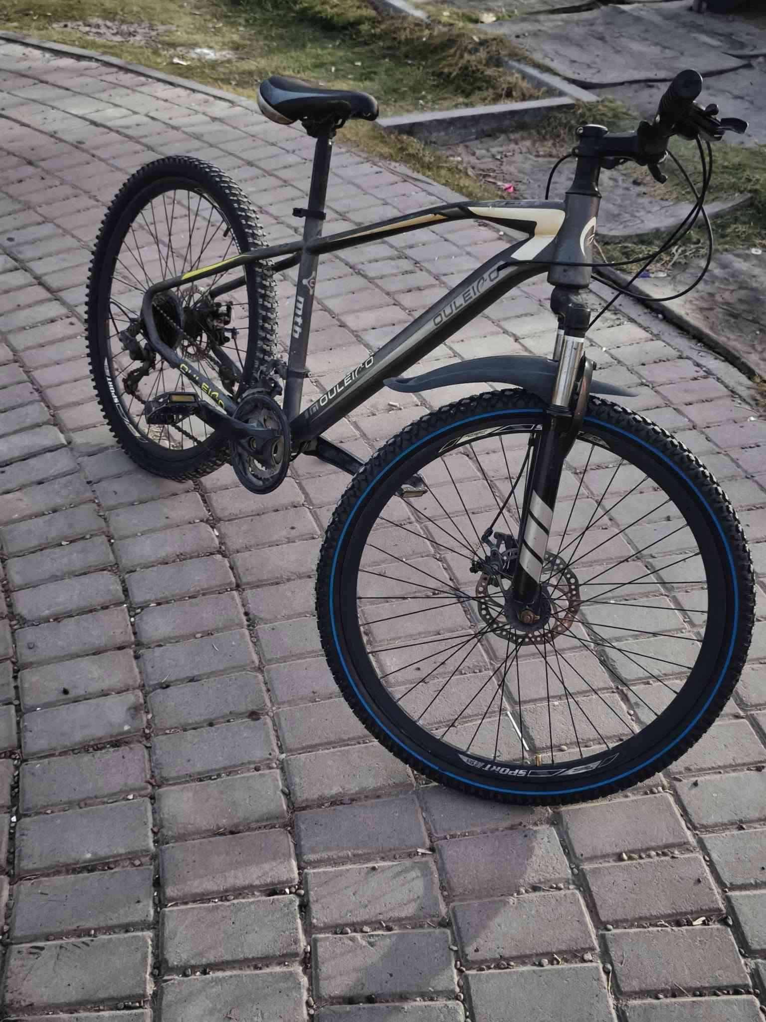 ​الماركة: OULEICO
الحالة:  بنظافة جيدة وجاهز للاستخدام مباشرةً.
​المواصفات:
​دراجة جبلية (Mountain Bike) متينة ومناسبة لكافة الطرق.
​نظام فرامل ديسك (Disk Brakes) أمامي وخلفي لقوة توقف ممتازة.
​ممتص صدمات (جامبينات) أمامي لسياقة مريحة في المطبات.
​دبلات وشاسيه قوي مع تايرات جبلية ذات ثبات عالٍ.
​السعر: [110] ألف دينار (قابل للتفاوض ).
​الموقع: [بغداد السيديه قرب تقاطع درويش]
​للتواصل والاتجاه: [***********]
