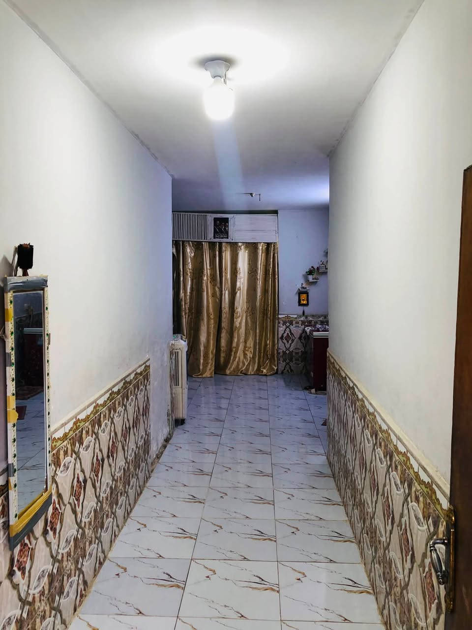 السلام عليكم
دار للبيع في دور الشرطة ال 74 خلف محطة الكندي طابقين المساحة 200 طابو صرف 
الطابق الاول 
غرفتين +صالة +استقبال+مطبخ +صحيات داخلية وخارجية +كراج سيارة وحديقة

الطابق الثاني 
غرفتين +صاله+مخزن +مجموعة صحيات
السعر175قابل لتفاوض
***********
