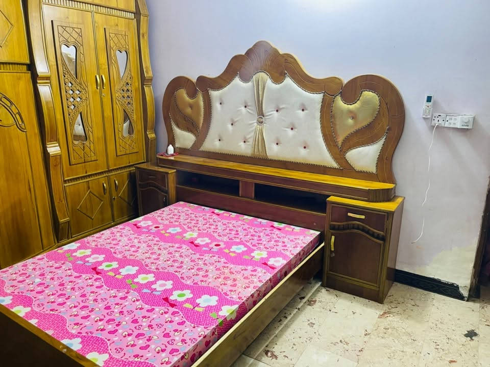 غرفة خشب • نضيفه • مستعمله 6 اشهر