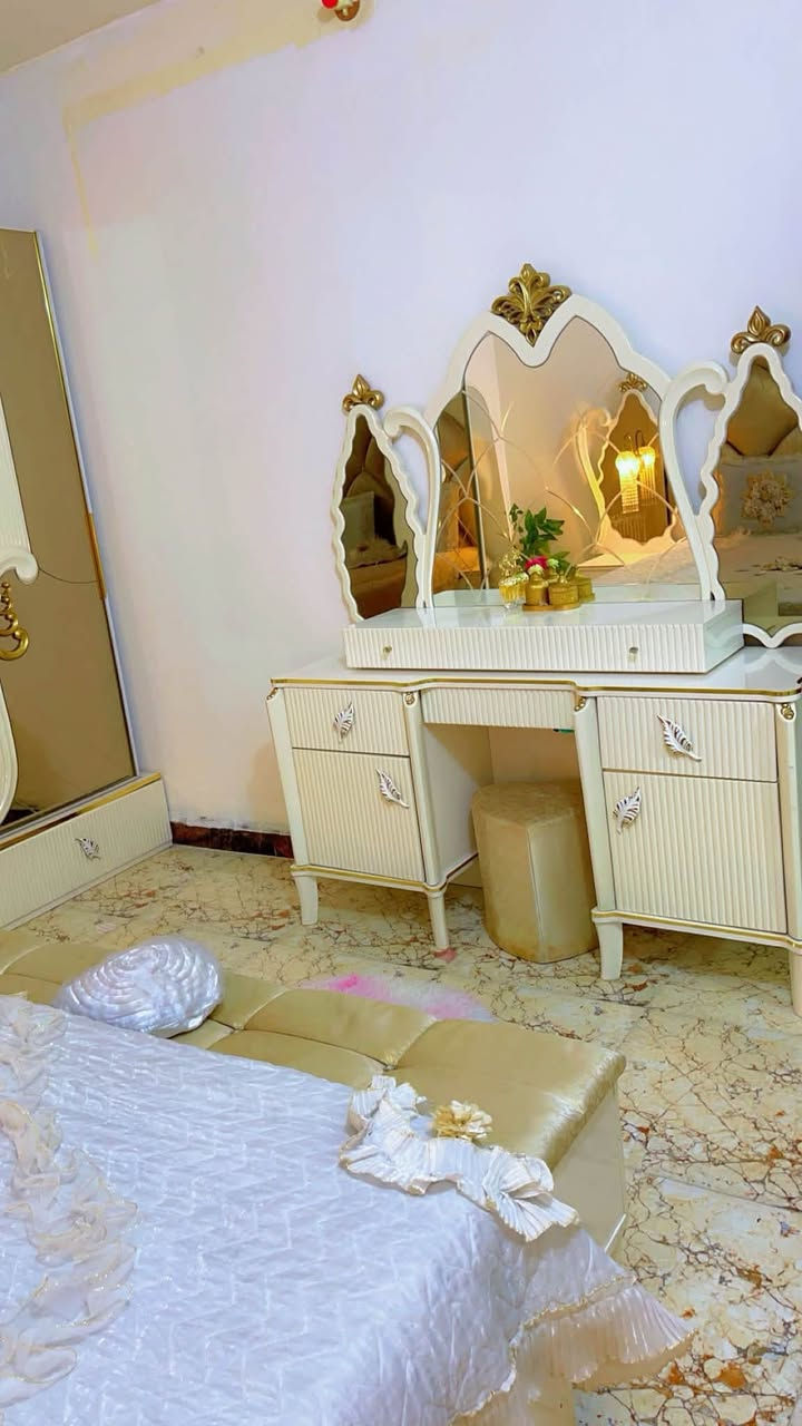غرفة تركية نظيفه ونازكة تتكون من ٩ قطع مكان مركز الحلة جسر سيف سعد ماخذيها بمليونين رايديها مليون ونص ***********

