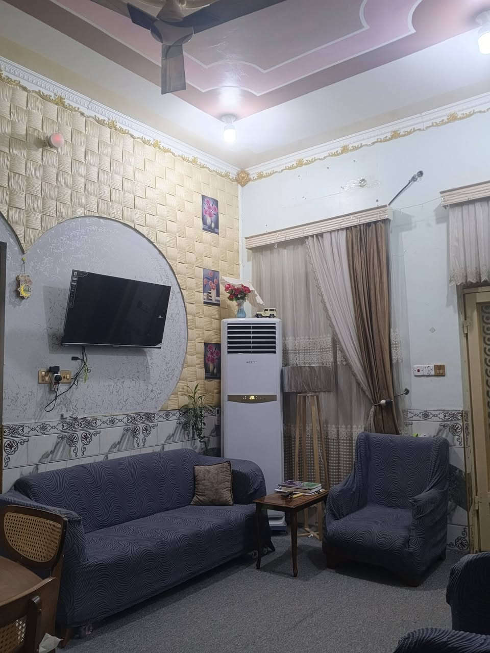 السلام عليكم يوجد بيت للبيع زراعي المكان قرب جسر الصابئه مساحة البيت 150 متر طابوك كونكريت بناء جديد يتكون من غرفتين وصاله ومطبخ وصحيات داخليه وخارجيه وديوانيه وطارمه السعر 83 وبيه مجال الاستفسار *********** امجد للعقار مستعدون لكافة العروض
