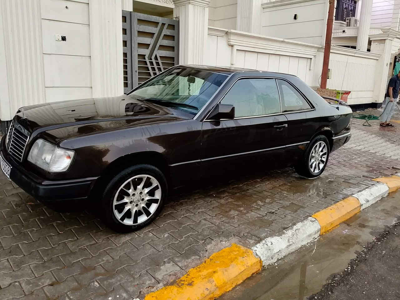 مرسيدس دب كوبيه
مكينة بلاد ٣٢٠ خراطيم نظيفة جدا
تبريد شغال
تخم تاير جديد ٨ طبقات
شاشه لمس ووجه جديد 
كامرا خلفية 
لايت زنون مع مازدات اصلية 
بك لايت محدث رياضي 
سنتر لوك 
ريموت عن بعد
ويل ١٦
رقمها بغداد باسمي
 سنوية وهزة قبل شهرين مجددة
كشن كهربائي 
فتحة بس وكفت بيها عتلة
محدثة ٩٤
مسجل موديلها ٨٨
مصبوغة عام 
جام كهربائي 
صدرها ممتاز 
دواخلها وسط
وعندي بيبان ٢ نظيفات جدا ضامهن احتياط
السعر  على 69 ورقة 
التواصل 
الهاتف ***********
المكان كوت
