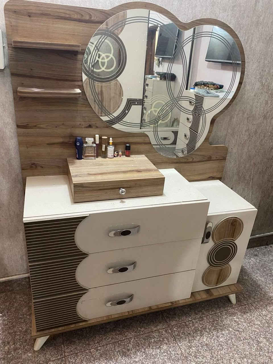 غرفة نوم مستعملة للبيع ب650 الف وبيهة مجال العنوان بغداد حي العدل للتواصل على الواتس اب ***********
