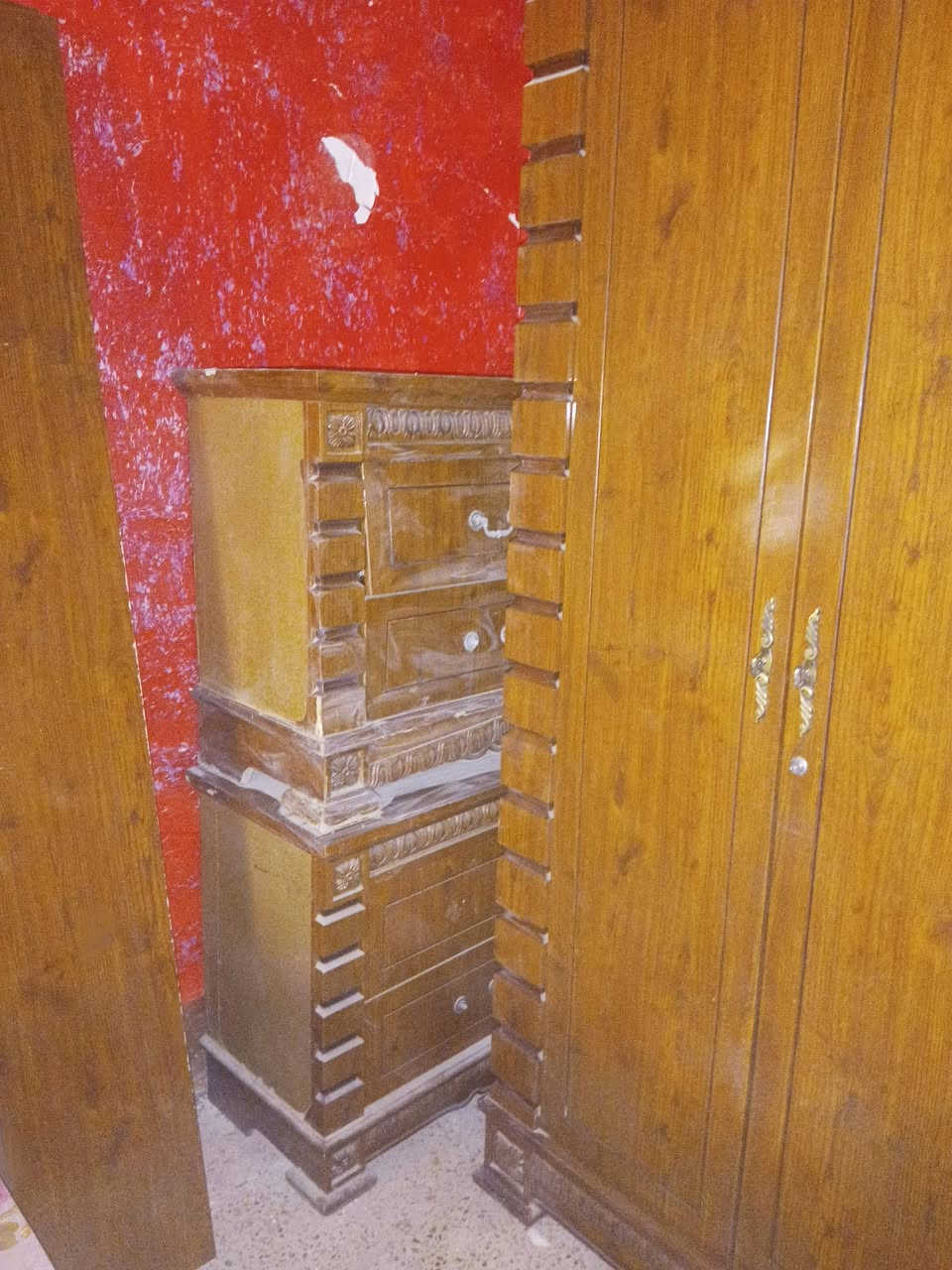 غرفة اخشاب ماليزية كنتور ٦ ابواب وجرباية وميز تلفزيون وزاوية وميز تواليت ودوشك سبرنك  و٢ كومديات للاستفسار *********** بي واتساب هم
