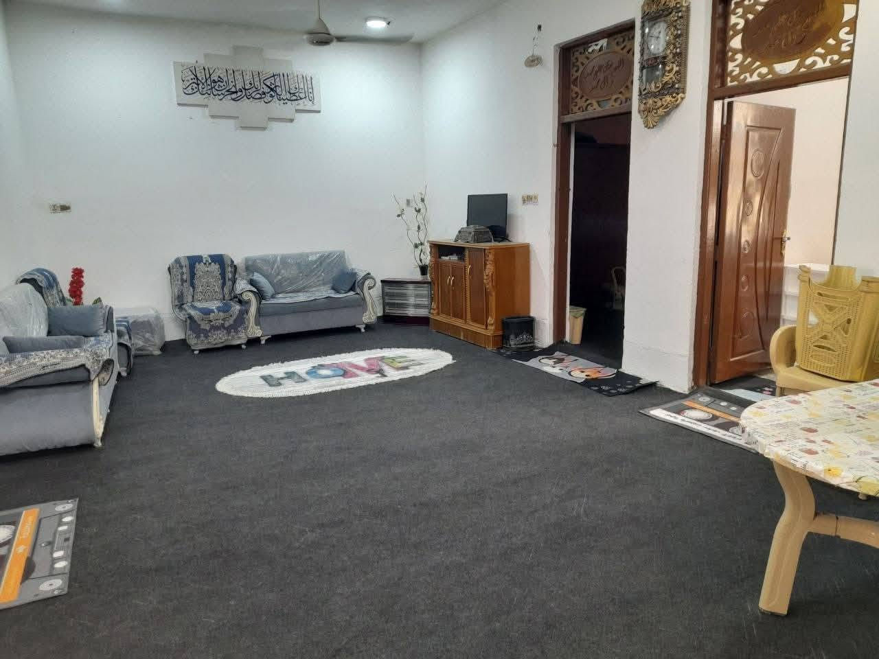 السلام عليكم عندي دار للبيع المساحه الكليه 200 متر طابو زراعي سند 25 تحويل مباشر باسم المشتري متوفره كل الخدمات الورديه المدخل مال حي الجزائر قبل لا توصل الامام سيد موسى بيت حلو مرتب السعر 35 وبي مجال ويرهم اقساط مقدمه 20 والشهر 300 استفسار مراجعه مكتب عقارات الحسام اتصل على رقم الهاتف ***********+*********** اخوكم ابو مومل
