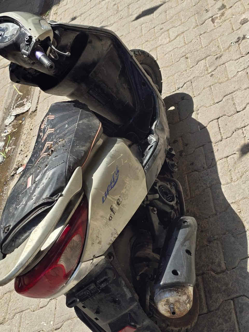 سلام عليكم 
للبيع دراجه بريز 
محرك مكفول ما مفتوح دراجه مشتريها ل مطعم والعمال لاعبين بيها لعب بس محركها نضيف تايرات جدد شكلها كدامك يحتاج ترتيب سعر 225 قفل بدون عمله الي تفيده
 خل يتصل *********** مكاني بغداد شارع حيفا
