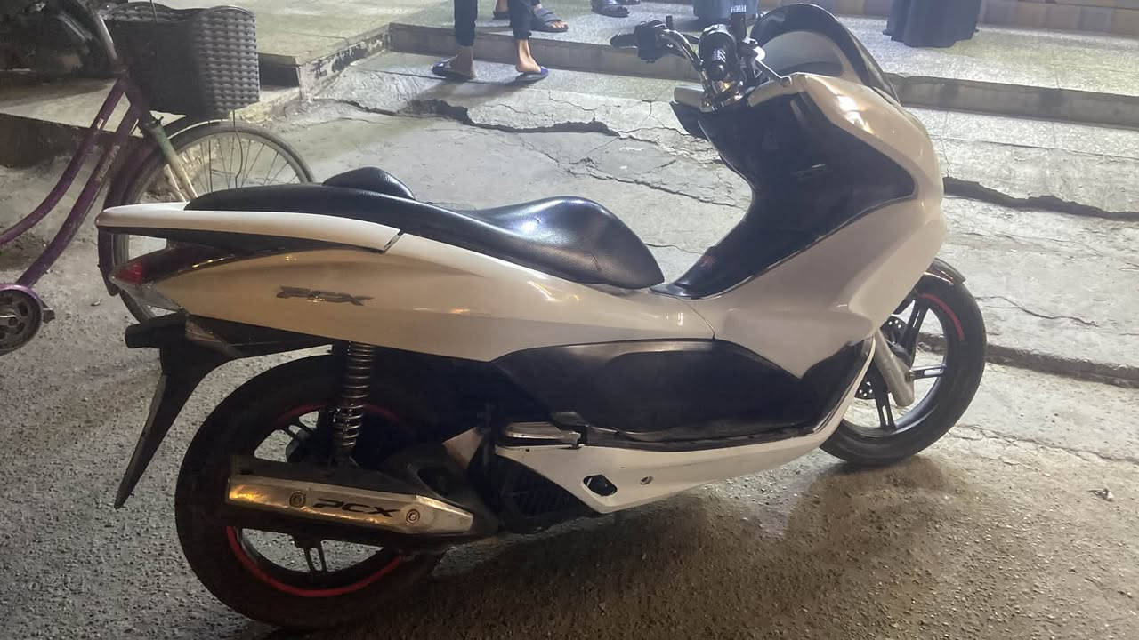 Pcx gen 1
السلام عليكم بي سي اكس جيل الاول 
نضيفه بس بيها ضرر بسيط موضح بل صور 
وزرف بل صالنصه وصوت بل اكسل 
مكينه مكفوله
دراجة صارف عليها خير من الله 
ب700 الف وبيها مجال للطيبين
بغداد-حي العامل
***********
