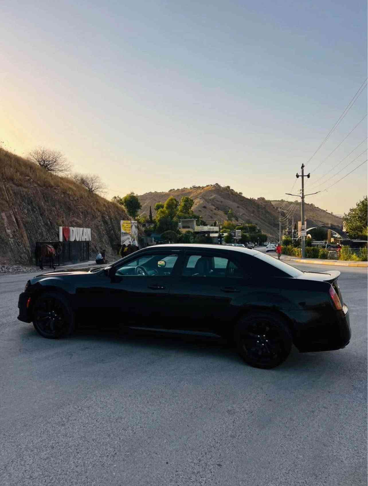 CHRYSLER.300 DUBAIشکل گؤراو.  2021 کؤدو. بارکۆدیشی هەیە
شاشه گه وره..جلد.
كوشن سارد و گه رم.لايت ئوتو.ليد.
دوو جام ئوتو.ئاوينه عيشارت.حساس.
كاميرا.كوشن كاره بايي)
بي ليدان پيش و داواي كه پسه.سه قف به شه رت. براوه يه.هه موو گياني به شه رت مالي دوسته.گيرومه كينه ته بريد.كاره بايي هه موو به شه رت.بو زانياري زياتر تيل بك***********..                    70مەجال دخان, السليمانية
