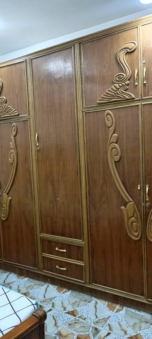 سلام عليكم غرفه نوم عراقيه للبيع حلوة ونظيفه تحتاج إلى بعض الملاحظات مكاني بغداد الكريعات *********** سعر 500
