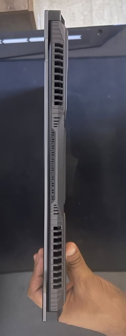 السلام عليكم ورحمة الله وبركاته 
للبيع - لابتوب ASUS TUF Gaming A15 (FA507NUR) 🔥
• الماركة: ASUS
• الموديل: TUF Gaming A15 – FA507NUR
• المعالج: AMD Ryzen 7 7435HS (3.10 GHz)
• الرام: 16 GB (سرعة 4800 MT/s)
• كرت الشاشة: NVIDIA GeForce RTX 4050 Laptop GPU - 6 GB
• التخزين: 1 تيرا SSD
• نظام التشغيل: Windows 11pro
حالة البطارية 100%
شحن 90 واط 
وهواي مواصفات ثانية 
الجهاز غير مستخدم نهائيا واستخدامه قليل يمكن مشغلة ما مجموعه 100 ساعة من اشتريته للأن ، لكن ابني لكيته مطلعه من الجنطة و مدمره شلع الدكمة مال سهم النزول و سوه خسفة بالظهر  عدا ذلك الجهاز جديد بمعنى الكلمة (سيارة زيرو واندحجت 💔) 
سعر البيع مليون و 300
للتواصل خاص او واتساب ***********

