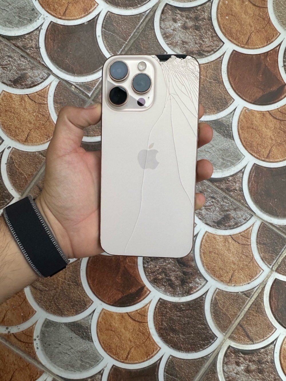 السلام عليكم ايفون 16 pro max للبيع 
بطاريه 93 ذاكره 512 الجهاز بي كسر بالظهر وبي اشعار مال شاشه صار يومين من طلع بسبب التحديث مماثر الجهاز كلش نضيف السعر 1000000 مليون وبي مجال بسيط مكاني ديالى بعقوبه 
للاستفسار ***********