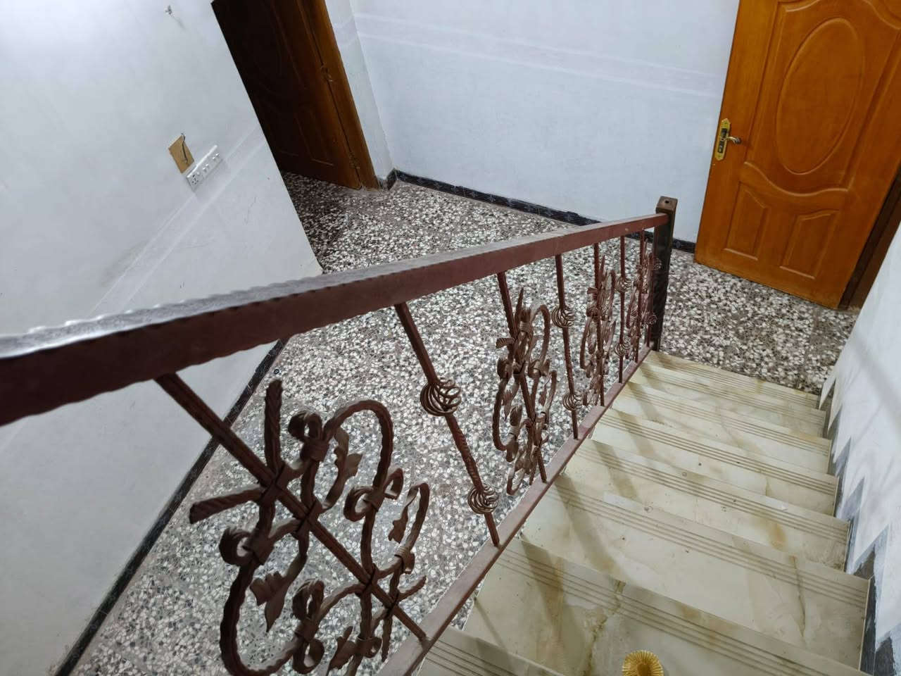 بيت الايجار 🏠طابقين  ✅

يحتوي على غرفتين نوم واستقبال وكنيدور ومطبخ وصحيات 

الموقع 🌏خلف مدينه حمورابي السياحيه  ✅

الاستفسار الإتصال بالرقم  ‎***********متوفر واتساب ✅

