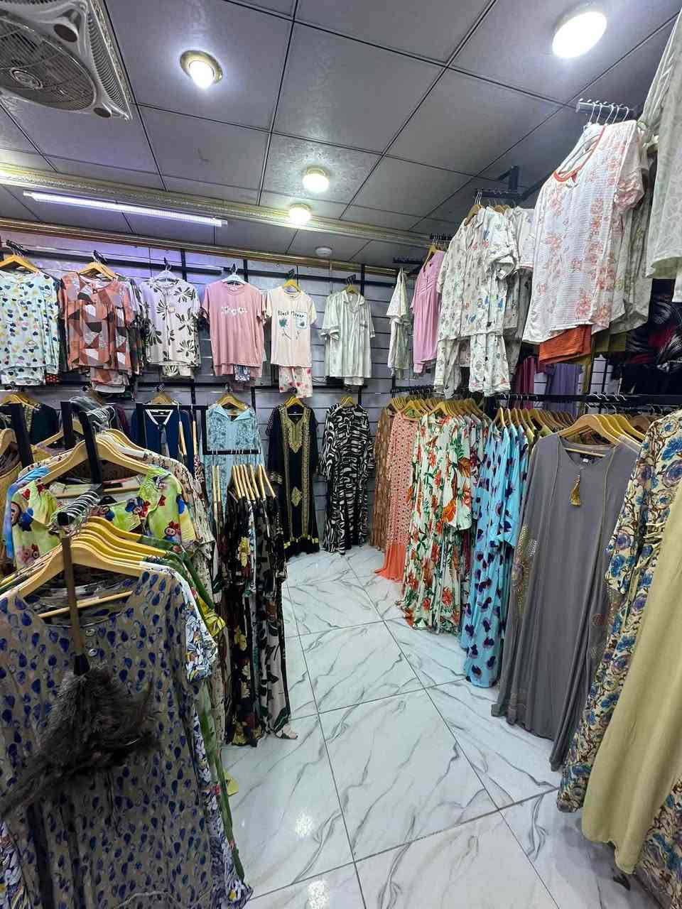 مجمع ملابس تقريبا الف قطعة ابيع شلعة للاستفسار اكثر ***********
