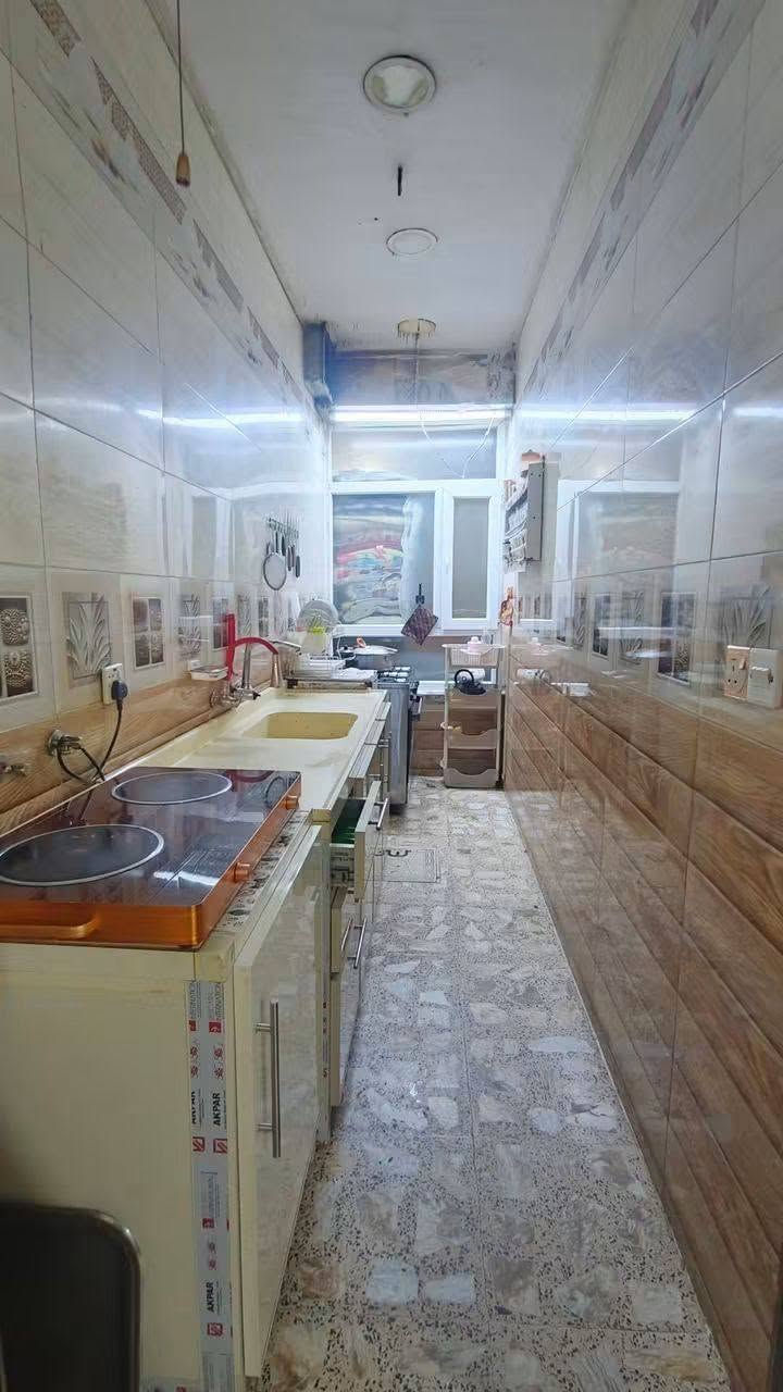 سلام عليكم بيت 200م للبيع  بي استقبال حولي
2غرف نوم  بي صحيات خارجيه  وداخلية  شرقي وغربي أضافه بي محل  العنوان الحسينبه  مسقط  شارع أبو مهند    سعر بيت 150بي مجال  الاستفسار اتصل على رقم ***********
