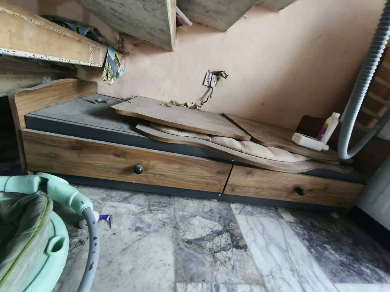 ***********
